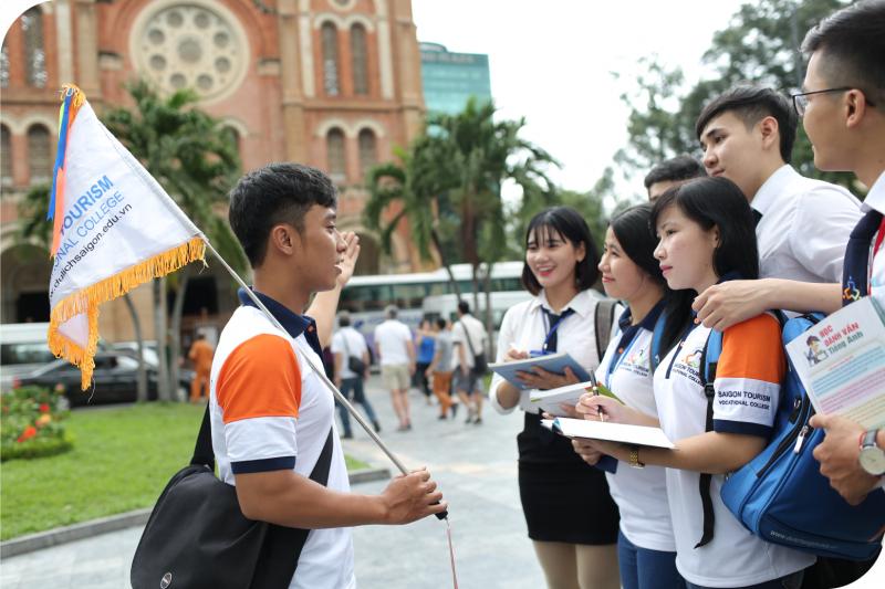 Hướng dẫn viên du lịch là là một trong những ngành nghề hấp dẫn đối với nhiều bạn trẻ hiện nay