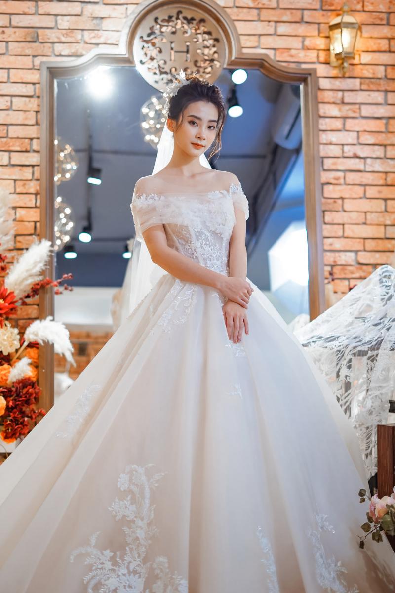 Những chiếc váy cưới trăm triệu gây sốc của sao Việt