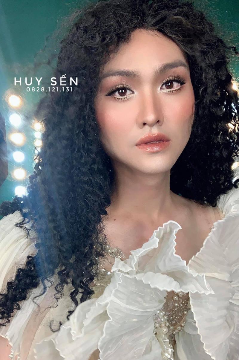 Huy Nguyễn makeup Stores