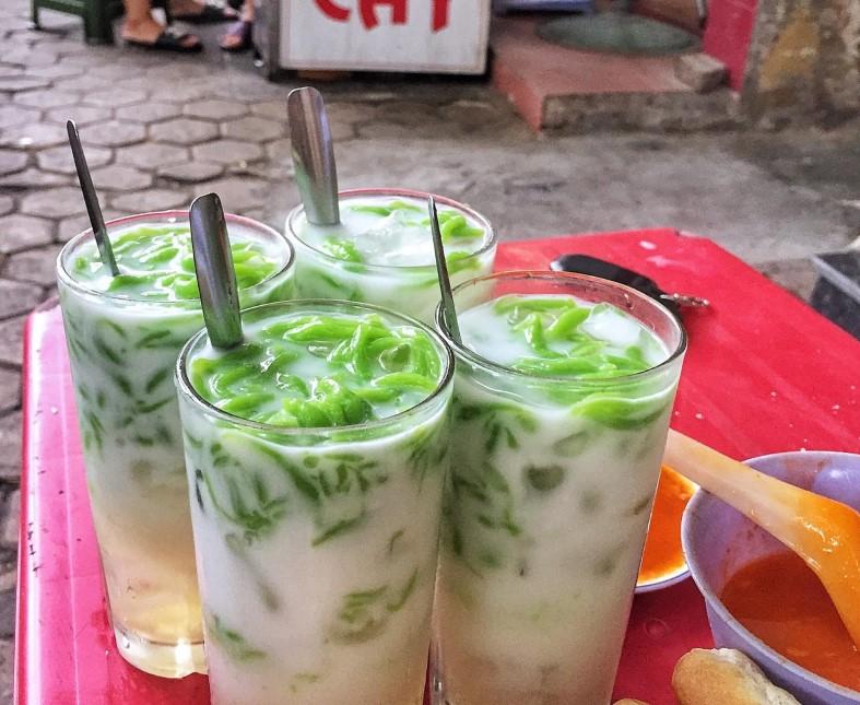 Chè Thái & bánh mì cay Đinh Tiên Hoàng