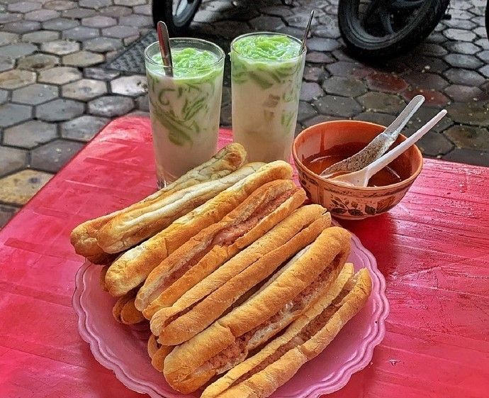 Chè Thái & bánh mì cay Đinh Tiên Hoàng