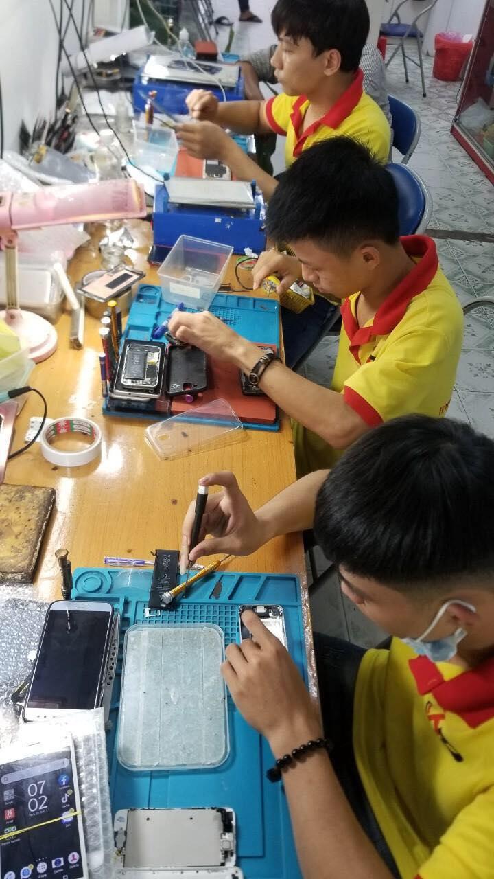 Đội ngũ kĩ thuật viên lành nghề tại Huỳnh Thông Mobile