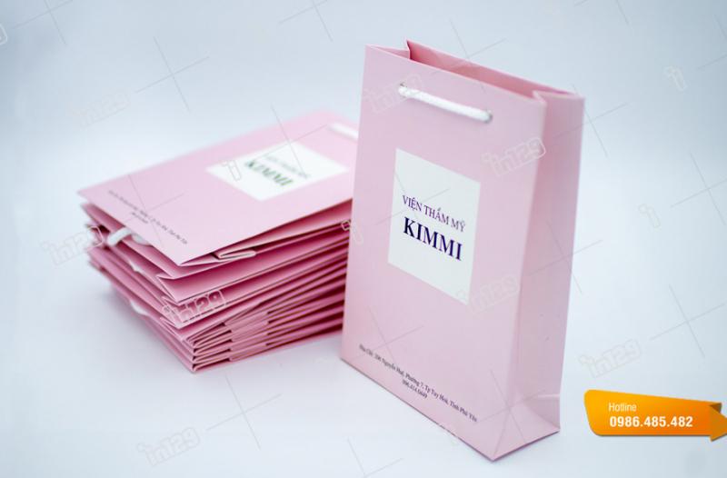 Công nghệ in offset 4 màu giúp túi giấy luôn có màu sắc sinh động, độ tương phản cao và chữ không bị nhòe.