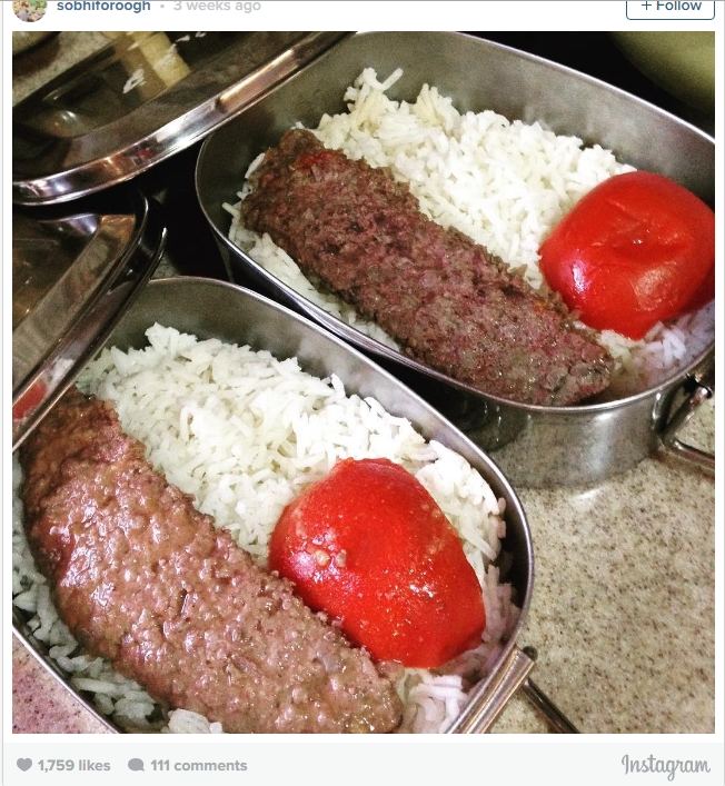 Bữa trưa của một bạn nhỏ người Iran gồm cà chua và Kebab thịt cừu