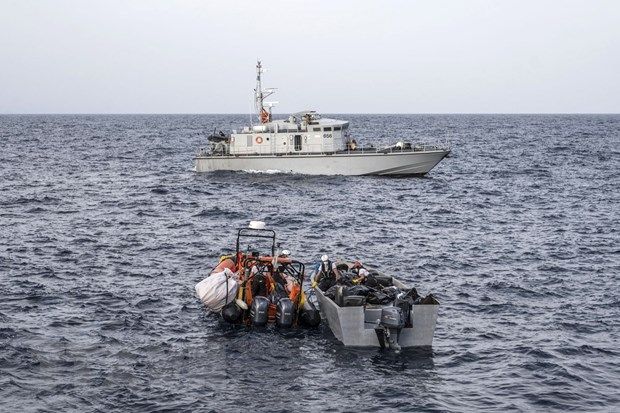 Người di cư được giải cứu tại khu vực ngoài khơi bờ biển Libya, ngày 17/11/2021. (Ảnh: AFP)
