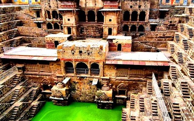 Giếng bậc thang Chand Baori