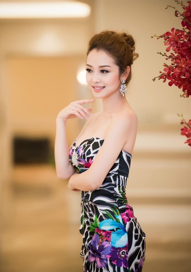 Đôi mắt đẹp Hoa hậu Châu Á Jennifer Phạm khiến đấng mày râu mê mẩn