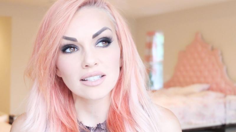 Kandee Johnson là một Beauty Blogger nổi tiếng nhờ khả năng hóa trang cực kì điệu nghệ.