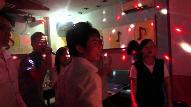 Đi Karaoke giải trí cùng hội bạn