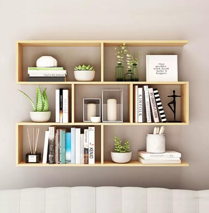 Kệ sách gỗ đơn giản: Với kệ sách gỗ đơn giản, bạn sẽ có được một không gian vừa đáng yêu lại phong cách. Hơn nữa, thiết kế đơn giản, hiện đại của kệ gỗ này còn giúp bạn tiết kiệm không gian, tạo ra một không gian sống thông minh và tiện lợi.
