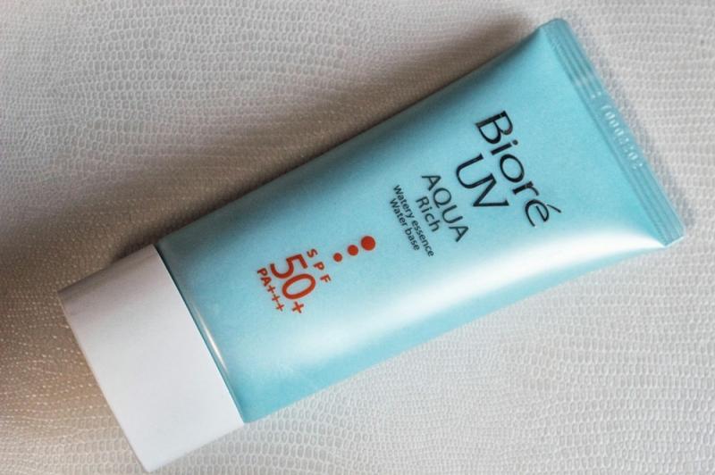 Kem chống nắng Biore UV Aqua Rich Watery Essence giúp làm da không bị đổ dầu trong thời gian sử dụng