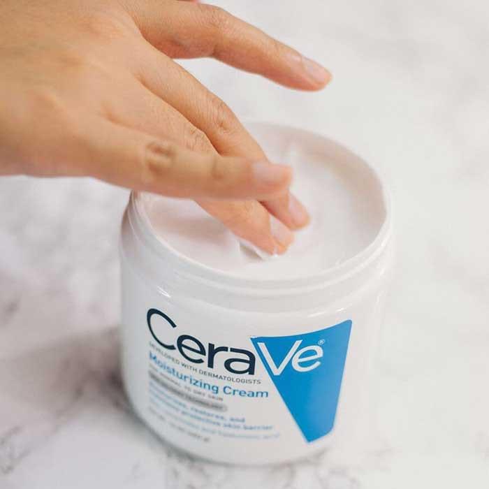 Được bình chọn là 1 trong 10 loại kem dưỡng ẩm tốt nhất, CeraVe Moisturizing Cream trở thành một mặt hàng dược mĩ phẫm được nhiều chị em tin tưởng, đánh giá cao