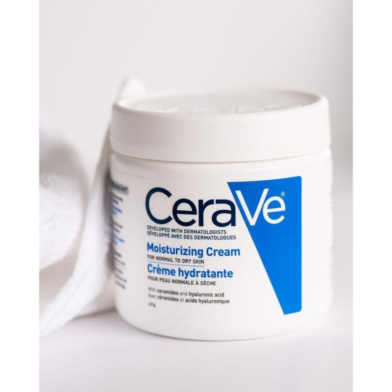 Được bình chọn là 1 trong 10 loại kem dưỡng ẩm tốt nhất, CeraVe Moisturizing Cream trở thành một mặt hàng dược mĩ phẫm được nhiều chị em tin tưởng, đánh giá cao