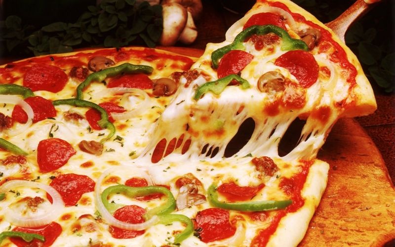 Không nên ăn pizza lúc nửa đêm