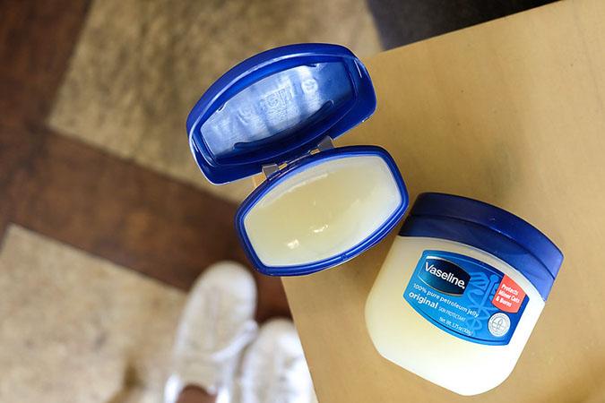 Sử dụng Vaseline trước khi tẩy lông tránh đau rát