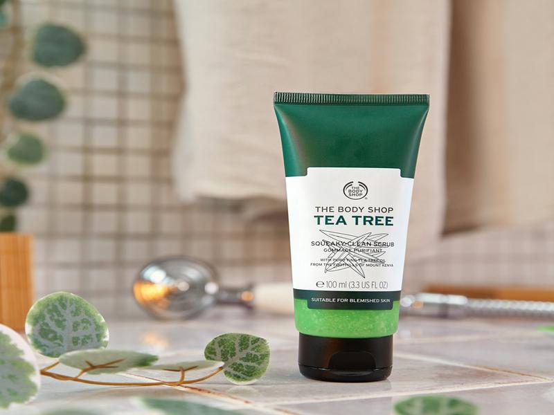 Kem tẩy tế bào chết da mặt The Body Shop Tea Tree Squeaky-Clean Scrub