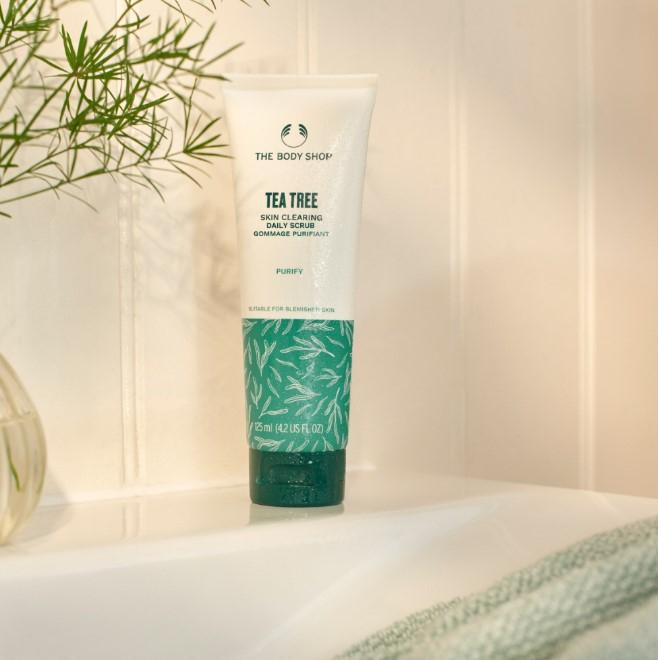 Kem tẩy tế bào chết da mặt The Body Shop Tea Tree Squeaky-Clean Scrub