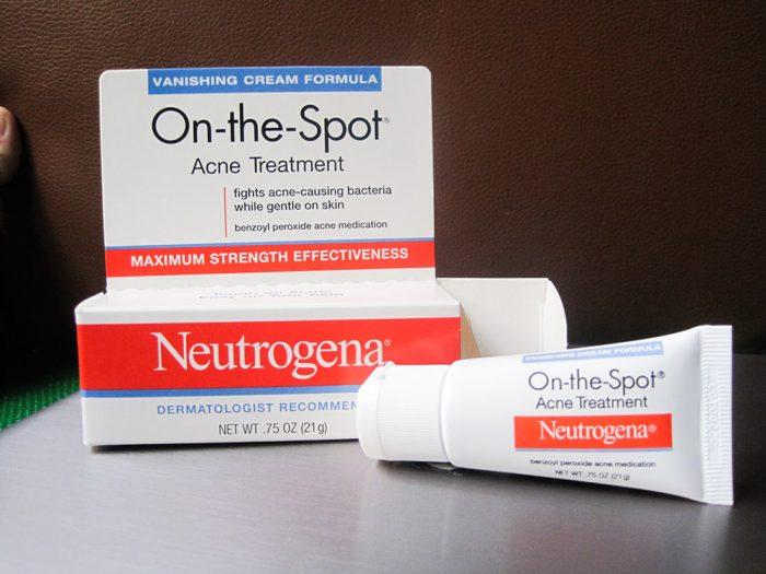 Kem trị mụn Neutrogena On-The-Spot Acne Treatment