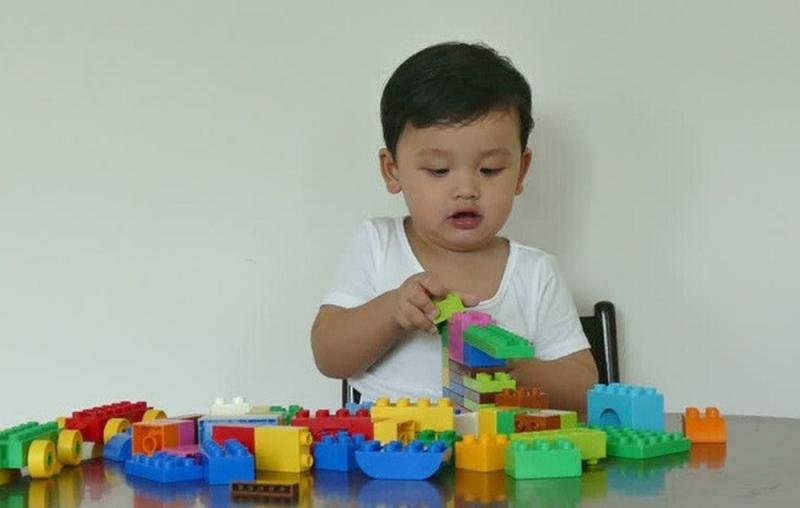 Bạn có thể chơi lego và dạy bé nói các từ về màu sắc.