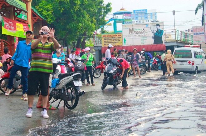 Khách du lịch thích thú