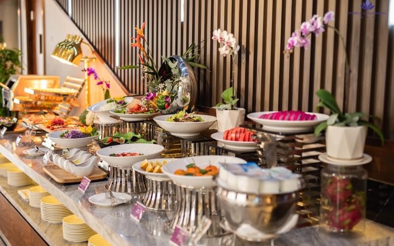 Khách Sạn & Nhà Hàng Biển Đông