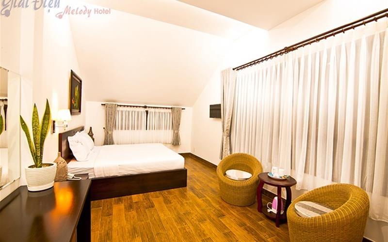All furniture in the room uses wood and is fully equipped with luxurious amenities