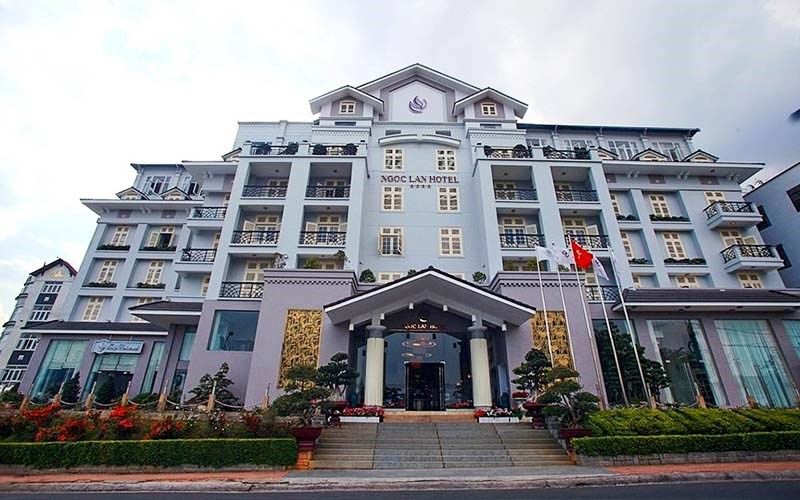 Ngoc Lan Hotel Dalat is located in the heart of the city with beautiful views of Xuan Huong Lake