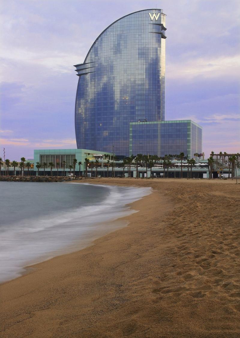Khách sạn W tọa lạc trên bờ biển của Barcelona