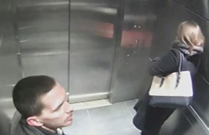 Khi bị tấn công trong thang máy