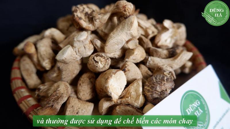 Chân nấm hương là vật liệu không thể thiếu cho nhiều món chay thơm ngon, bổ dưỡng. Chân nấm hương ngon phải có màu trắng sáng, mập mạp, hương thơm rất đặc trưng