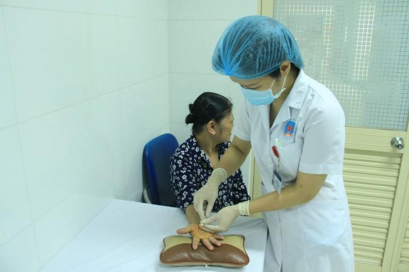 Bác sĩ khám bệnh cho bệnh nhân tại bệnh viện Hữu nghị Việt Đức