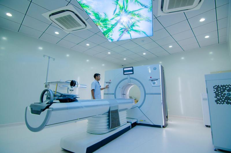 Hệ thống máy chụp cắt lớp vi tính CT Revolution 256 dãy/512 lát cắt được trang bị tại Bệnh Viện Hữu Nghị Việt Đức.