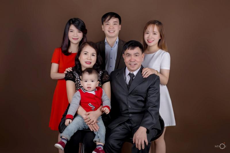 Chụp ảnh gia đình: Bạn muốn tạo nên những kỷ niệm đáng nhớ cùng gia đình? Hãy xem hình ảnh này để được trải nghiệm cùng một gia đình hạnh phúc và tình cảm.