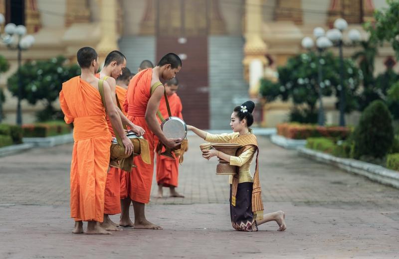 Không chạm vào cơ thể nhà sư