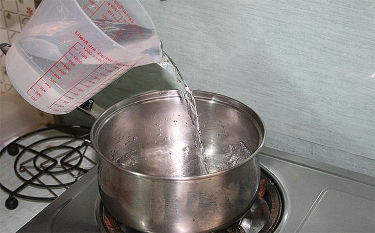 Chế thêm nước trong khi đun nấu sẽ làm tốn gas hơn