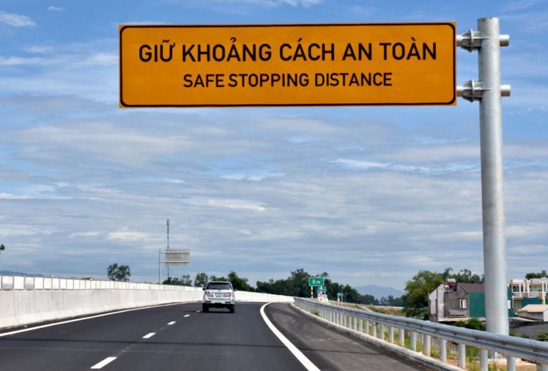 Không giữ đúng cự ly tối thiểu với xe phía trước