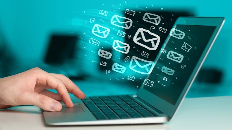 Không kiểm tra e-mail cho đến khi ngồi vào bàn làm việc