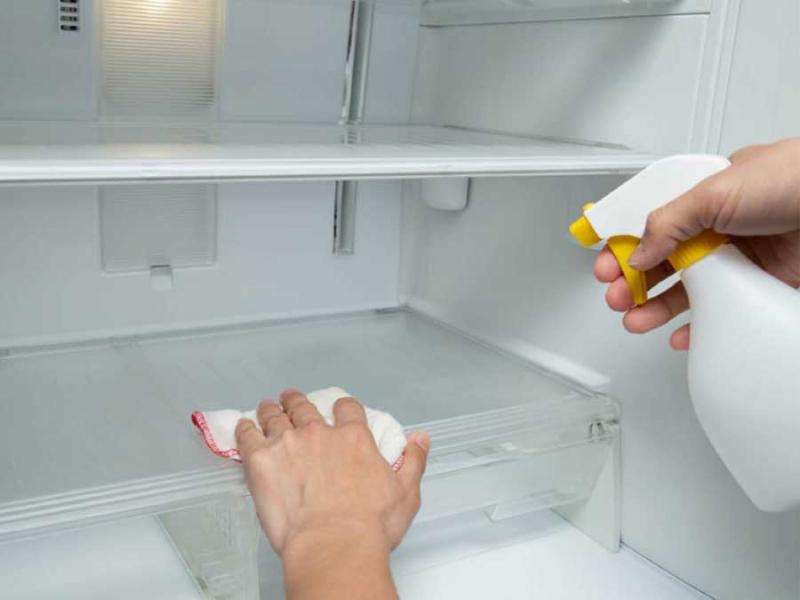 Limpie el gabinete en pequeños detalles y rocíe regularmente desodorante para el refrigerador.