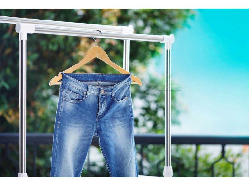 Không nên phơi quần jeans trực tiếp dưới ánh nắng mặt trời