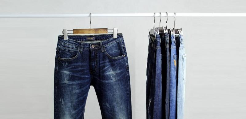 Không nên phơi quần jeans trực tiếp dưới ánh nắng mặt trời