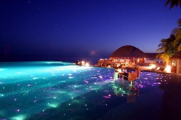 Huvafen Fushi, một trong những hồ bơi lớn nhất ở Maldives, là hồ bơi đầu tiên sử dụng sợi quang học