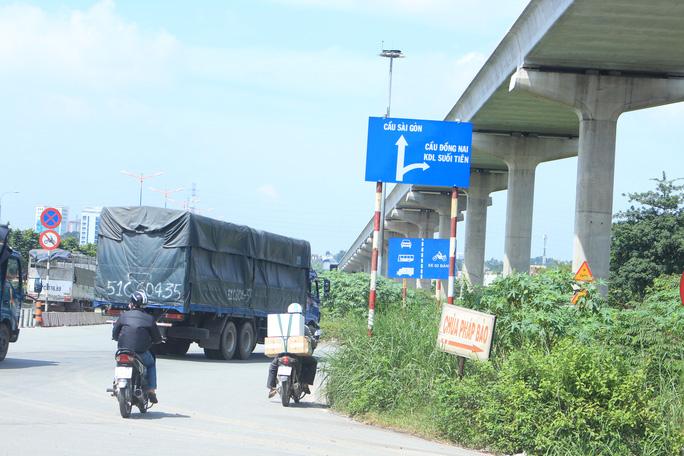 Đoạn cong gắt từ xa lộ Hà Nội lên cầu vượt Trạm 2