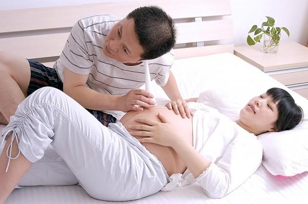 Khuyến khích chồng giao tiếp với con