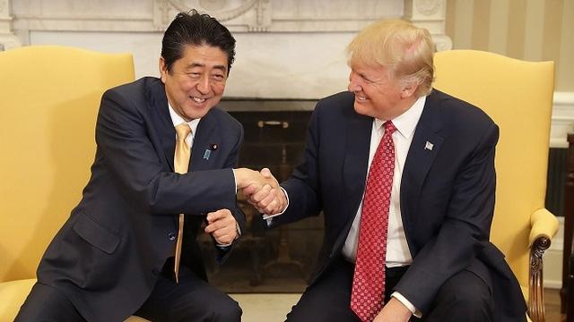 Cái bắt tay của ông Trump với ông Abe