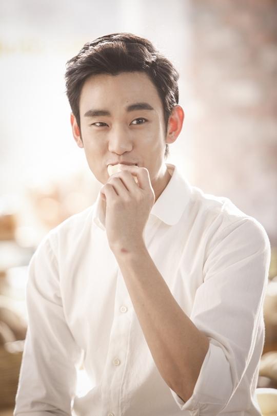 Kim Soo Hyun luôn xuất hiện với vẻ lịch lãm và cuốn hút