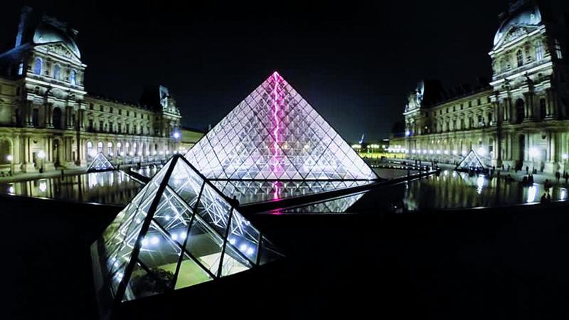 Kim tự tháp Louvre ở Paris