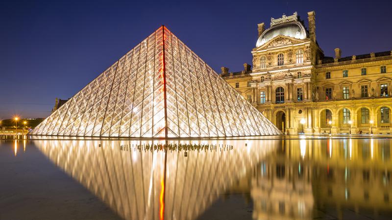 Kim tự tháp điện Louvre