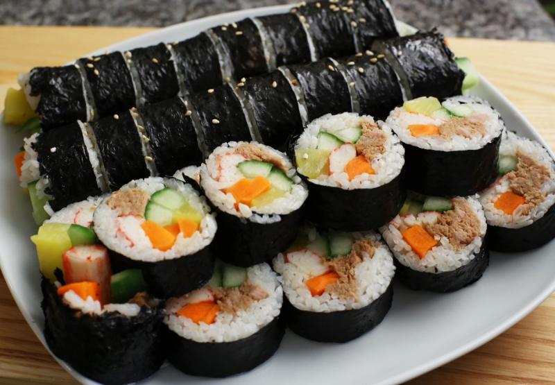 Kimbap thường được cắt thành từng khoanh nhỏ và xếp gọn lại trên đĩa