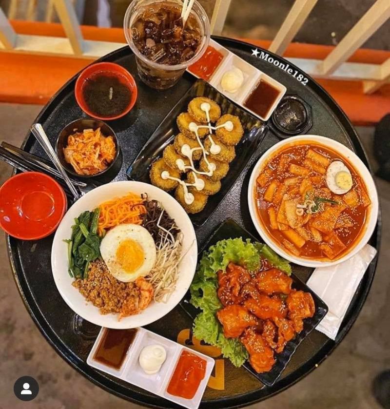 Menu của quán chuyên về các món ăn Hàn Quốc, luôn được sáng tạo và chỉnh chu từ hình ảnh tới hương vị