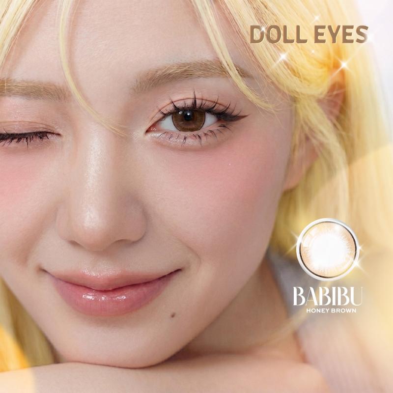Kính áp tròng Doll Eyes thì chắc hẳn không còn xa lạ với các bạn thường xuyên đeo lens nữa.